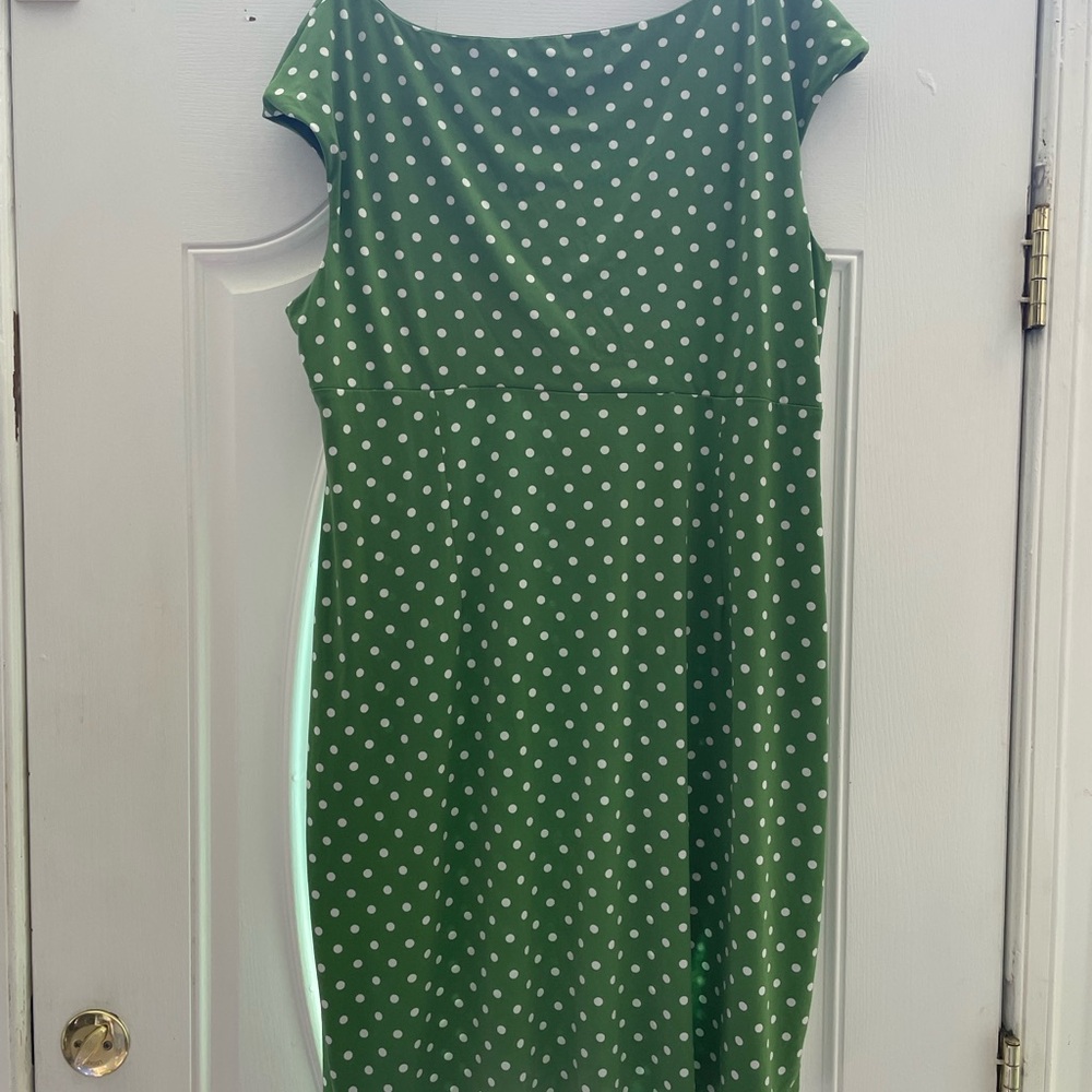 Monroe & Main Green Polka Dot Ruched Sheath - Picture 4 of 5